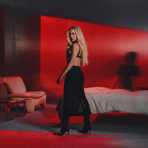 Becky Hill - >>>hands on me<<<
